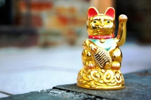 maneki neko, the prosperity cat, beckons you to expatriate